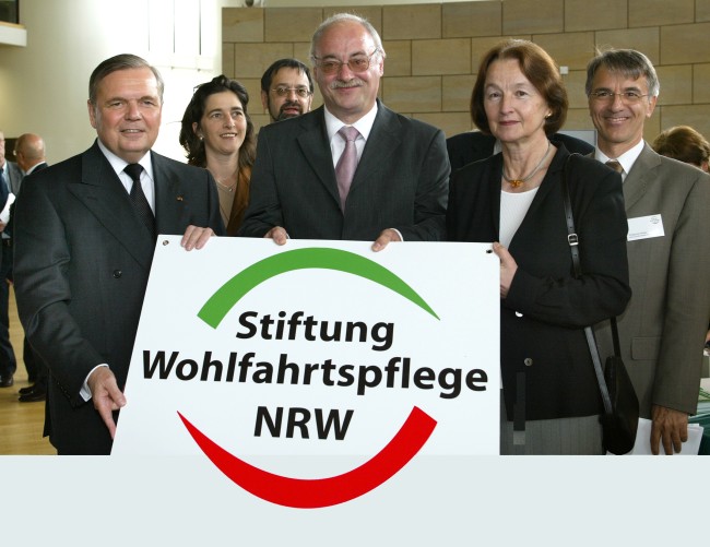 Foto des 30-jähriges Jubiläums im Jahr 2004 auf dem prägende Personen zu sehen sind