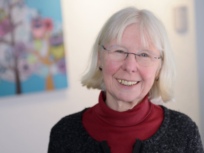 Eine Frau lacht in die Kamera