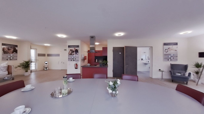 Digitale Musterwohnung zeigt assistive Technik: Roboter und 3-D-Brille für virtuelle Reisen.