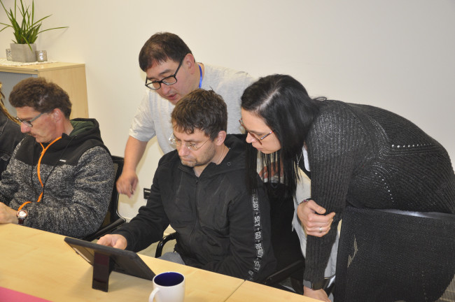 Workshopteilnehmende üben am Tablet