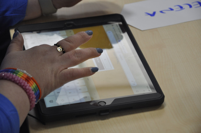 Hand tippt auf Tablet