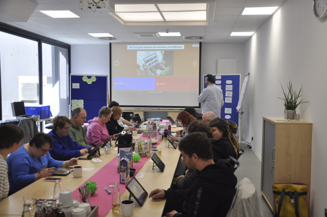 Fragen zum Quizz erscheinen auf der Leinwand im Gruppenraum